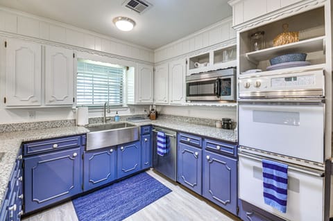 Kitchen | 1st Floor | Keurig/Drip Coffee Maker | Cooking Basics