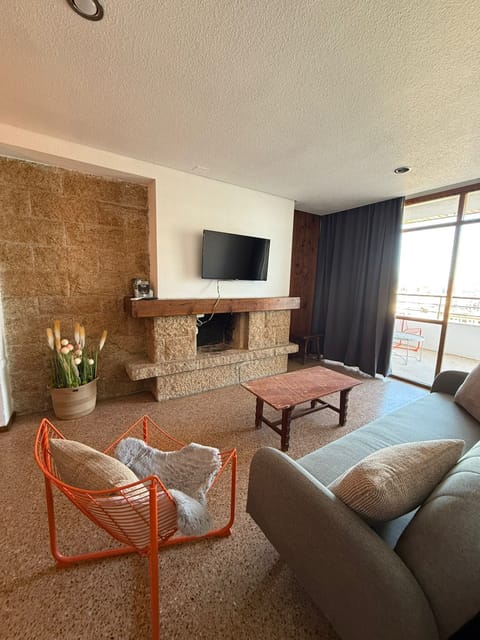 Acogedor salon con salida a una amplia terraza. Cuenta con sofa cama.