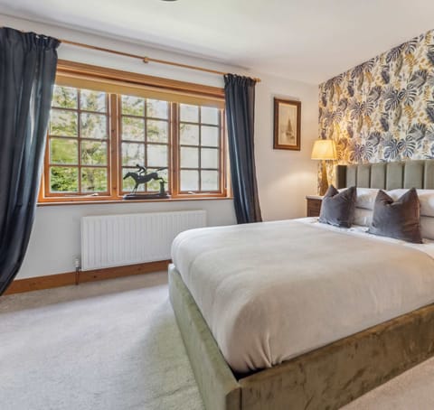 Bedroom 2, king bed with ensuite