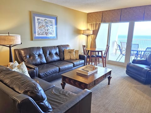 Living Area w/Beachfront View