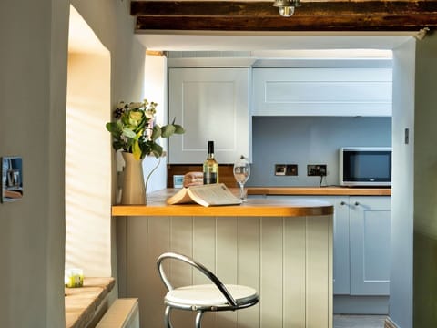 Daytime, Building, Window, Facade, Apartment, Urban Design, Condominium, Mixed-Use