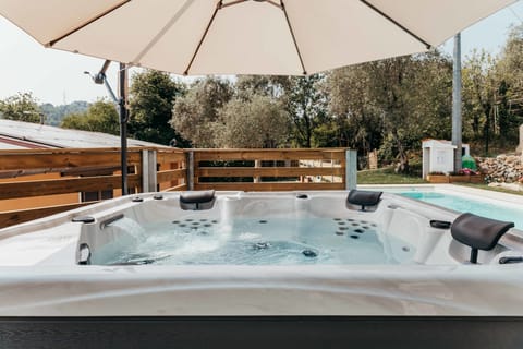 Outdoor spa tub