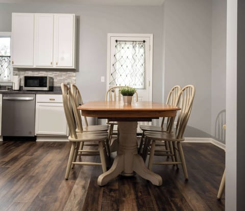 Dining table with seating for 6 and full kitchen