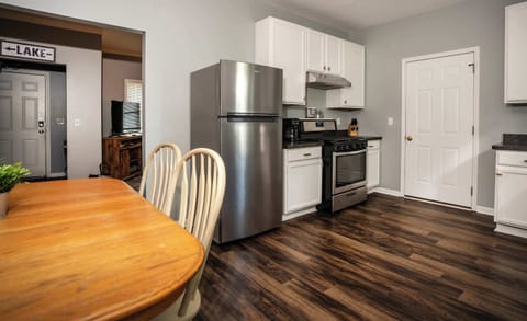 Dining table with seating for 6 and full kitchen