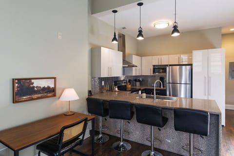 A dedicated workspace designed for clarity and high-speed productivity, so you can own your workday from the heart of the city