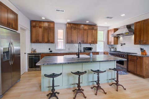 Spacious kitchen, with everything you need for the perfect meal, waffle maker, instantpot, rice maker, blender, food processor and more