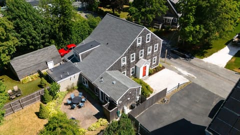 This private antique duplex, ideally situated for exploring downtown
