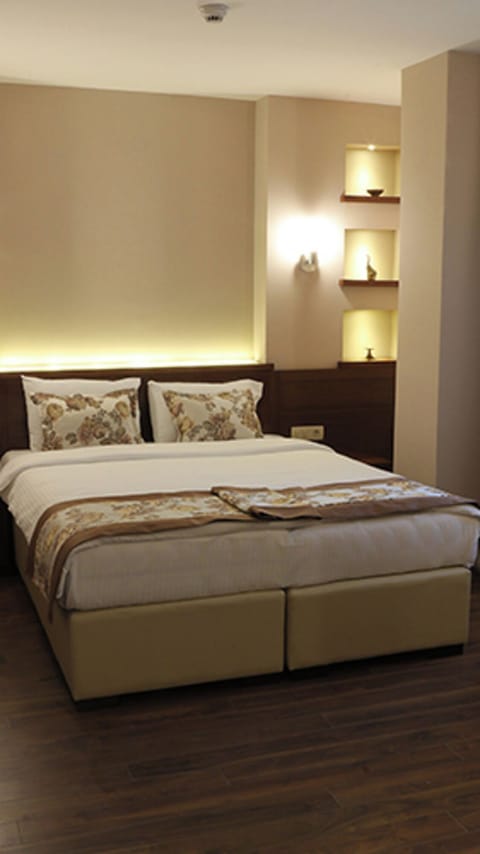 Unit with King bed. Exact unit will be assigned upon arrival. Views, colors, and decor may vary.