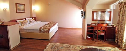 Unit with King bed. Exact unit will be assigned upon arrival. Views, colors, and decor may vary.