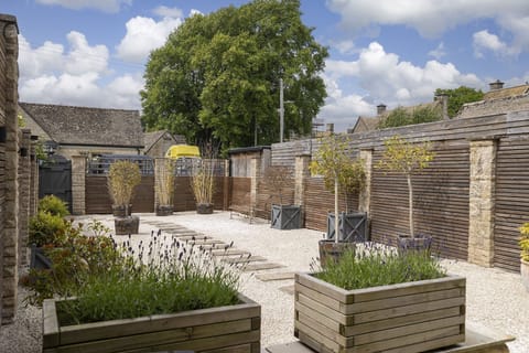 Appletree Cottage Rear Garden - StayCotswold