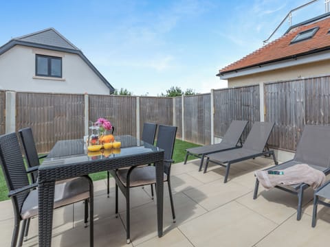 Sitting-out-area | Southfield Sanctuary, Weymouth