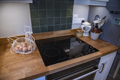 Ground floor: Well-equipped kitchen