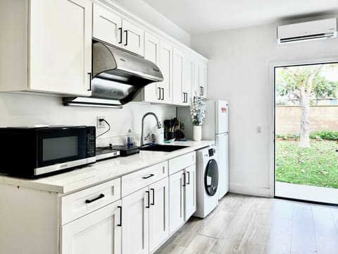 Space-saving kitchen with laundry access
