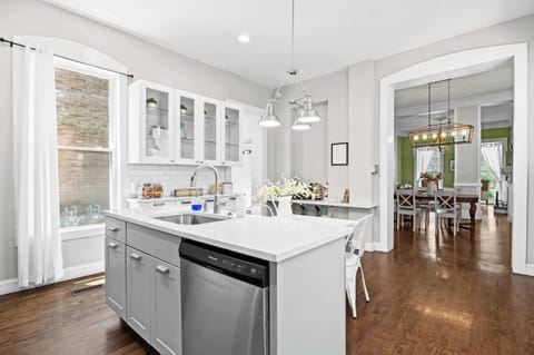 Kitchen: Modern, bright, and ready for your gourmet creations. Enjoy our spacious kitchen!