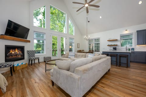 Living Room - Smart TV, Sectional Sofa, Gas Fireplace, Lakeview