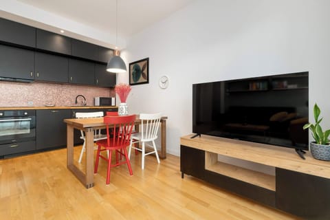 Kitchen with open living space – Functional and open layout combining kitchen and lounge areas.
