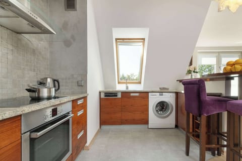 Aneks kuchenny z meblami na wymiar oraz nowoczesnymi sprzętami AGD.