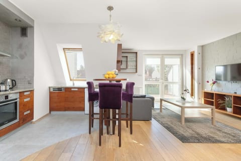 A dining table that connects the kitchenette and living room coherently. 