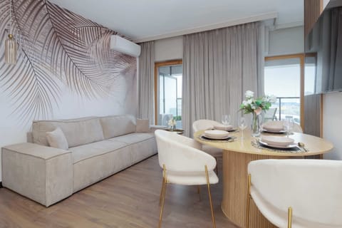 Stylish living room with feather wallpaper and natural light – A chic and cozy lounge.

