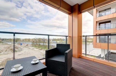 The spacious balcony is an ideal place for morning coffee or evening relaxation. Equipped with comfortable garden furniture, it allows you to enjoy the fresh air and the view of the neighborhood. This is the perfect space to relax after a busy day.