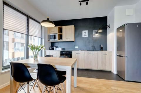 A kitchenette equipped with high-end appliances, such as an induction hob, oven, refrigerator and dishwasher, allows you to prepare meals in comfort.