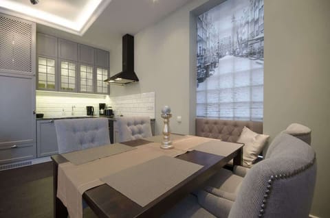 The kitchen is fully equipped – it features an induction cooktop, a retro-style oven, a dishwasher, a microwave, and a kettle.