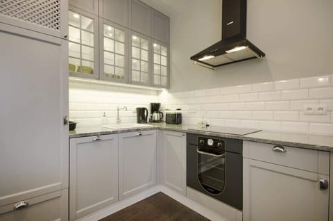 The kitchen is a real gem for lovers of style and functionality. Maintained in elegant gray, with cabinets of classic design and glazed fronts, it adds character and class to the room.