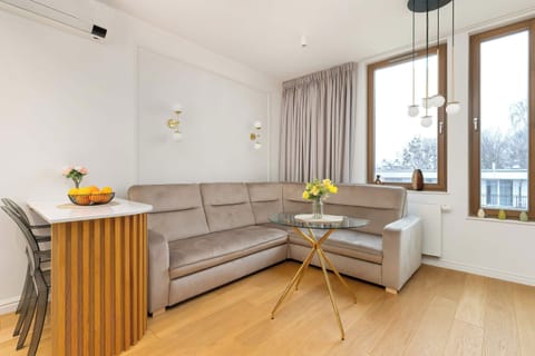 A cosy space with a corner sofa, glass table and dining area creates a harmonious relaxation zone.