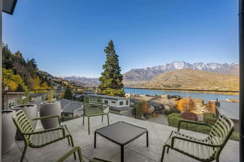 
Breathtaking views of the Remarkables Mountain range and Lake Wakatipu from the huge outdoor balcony.