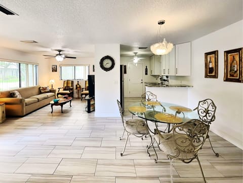Welcome to Summer Breeze!  A Pet-Friendly Home Near the Beach!