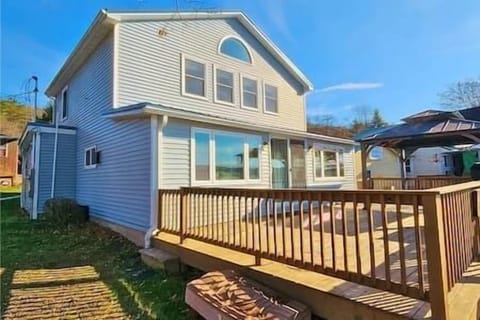 3 Bedroom, Large Deck, Private Access to the Lake with Dock; ready for your next vacation!!