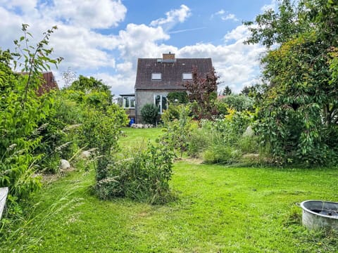 Shrub, House, Cottage, Garden, Roof, Land Lot, Plant Community, Home, Groundcover