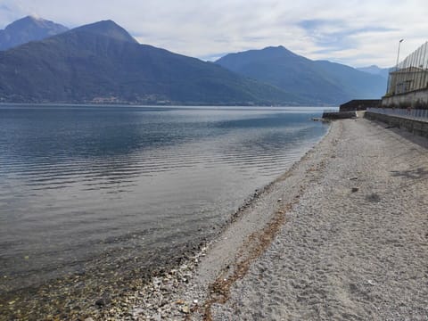 Water, Mountainous Landforms, Body Of Water, Mountain, Coastal And Oceanic Landforms, Cloud, Horizon, Coast, Highland, Hill