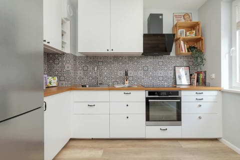 A fully equipped kitchen with designer tiles makes it easy to cook your favorite meals.