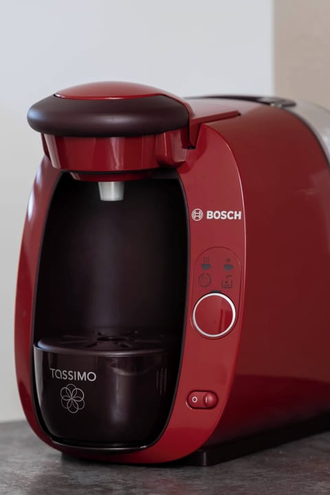 The coffee machine lets you start your day with an aromatic brew right at home.
