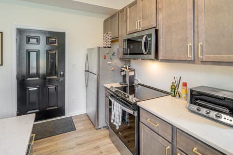 Modern kitchen design effects, gold tone fixtures, soft close cabinets & drawers