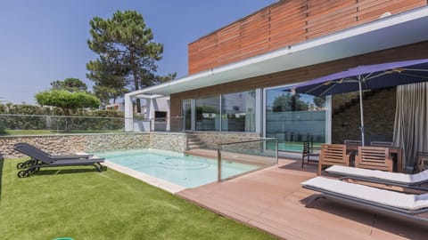 Outdoor space with a private pool, lounge chairs, and a dining area for al fresco moments.
#outdoor #garden #pool #portugal #pt #sesimbra
