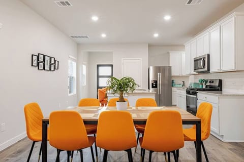 Cook together, eat together, stay together in this stylish kitchen set up.