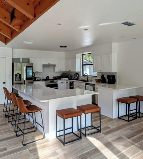 Large, well-equipped open kitchen, new appliances all around & big chefs' island