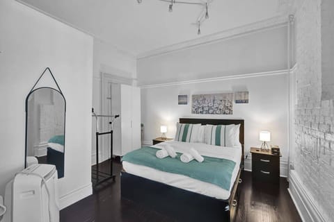 Find your calm in this bright and inviting bedroom designed for total comfort. Soft linens, warm lighting, and a peaceful atmosphere make it the perfect spot to recharge after exploring the city.