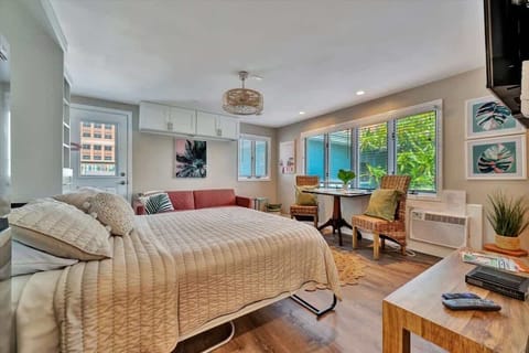 Small space, big charm! Perfect for solo travelers or a romantic duo