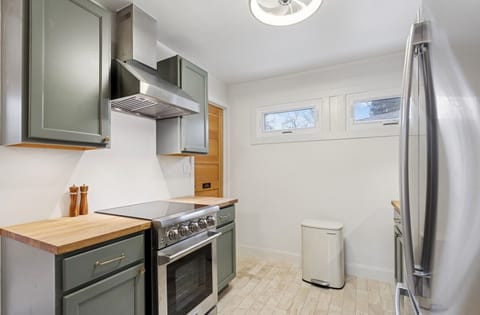 Trash and recycle bin (not pictured)