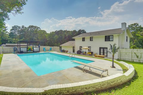Fayetteville Vacation Rental | 4BR | 2.5BA | 2,332 Sq Ft | Stairs Required