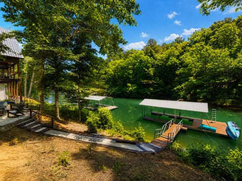 Quiet, secluded cove with little to no boat traffic = no waves! Safe + peaceful.