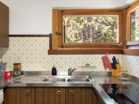 Kitchen, Kitchen Sink, Wood, Interior Design, Countertop, Sink, Plumbing Fixture, Flooring, Tap, Plumbing