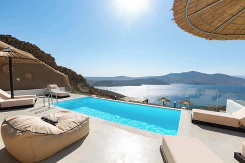 Infinity pool with sea views – Soak up the sun with a breathtaking Aegean backdrop