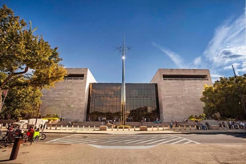 Wander to world-class museums and enjoy effortless sightseeing.