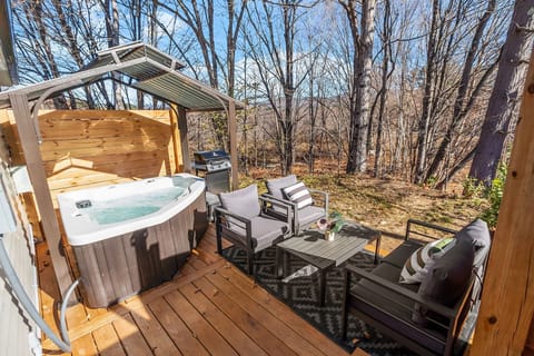 Private Hot tub & Lounge Area.

