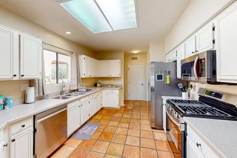 Full Kitchen w/essentials