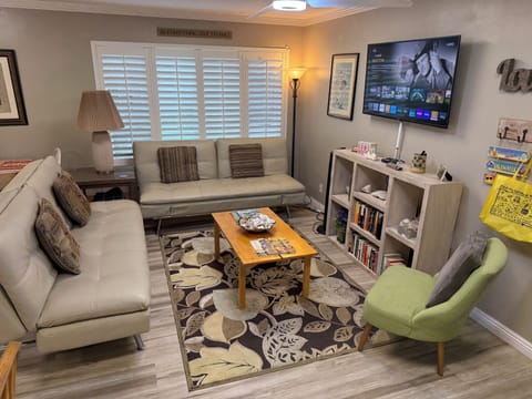 Two Futons/Queen beds in LR